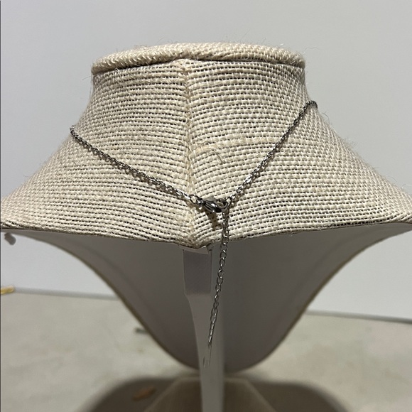 Elegant Silver Pendant Necklace - Picture 3 of 3